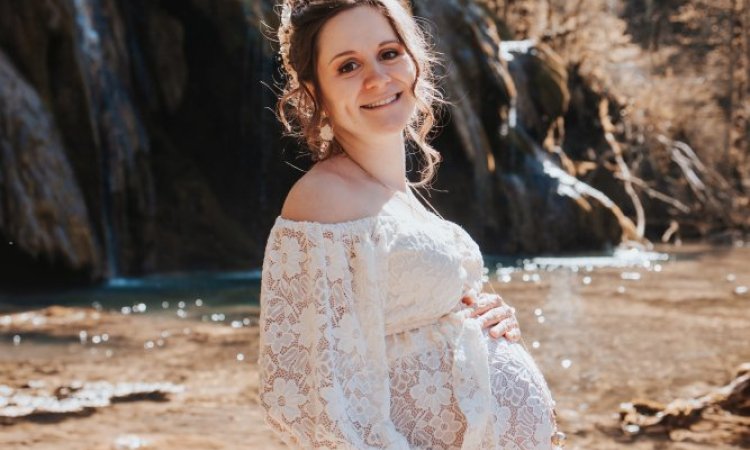 Photographe pour shooting grossesse à la Cascade des Tufs à Arbois