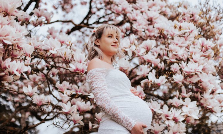 Photographe pour shooting grossesse fleuri à Besançon