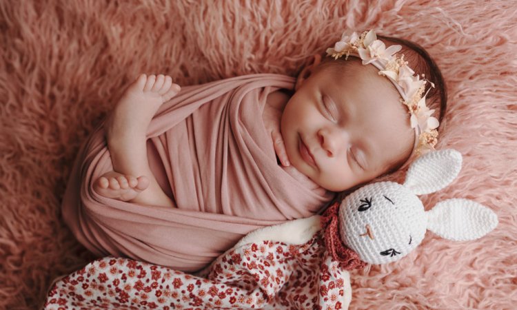 Photographe professionnelle shooting naissance avec décors et accessoires à Besançon