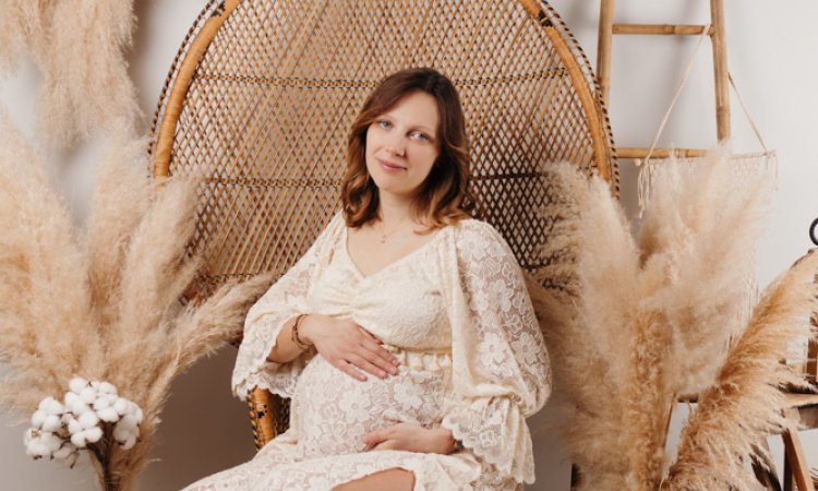 Photographe professionnelle séance photo grossesse maman seule en studio à Besançon