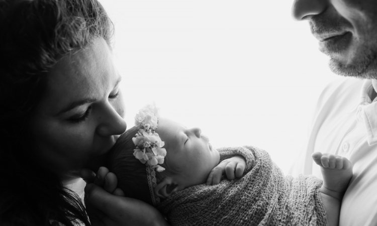 Photographe professionnelle séance photo naissance en famille en studio en Franche-Comté