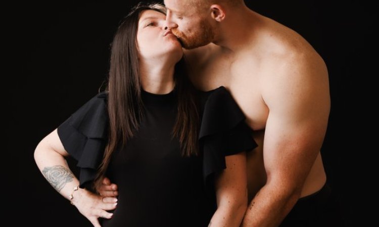 Photographe professionnelle shooting grossesse en couple en studio à Besançon