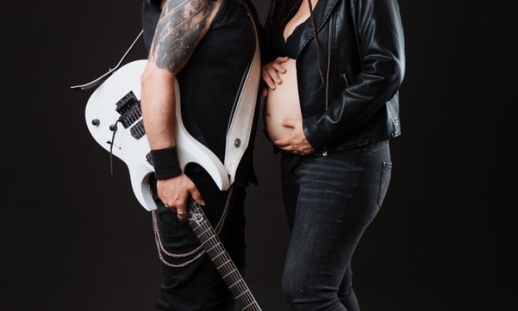 Photographe professionnelle shooting grossesse rock en studio à Besançon