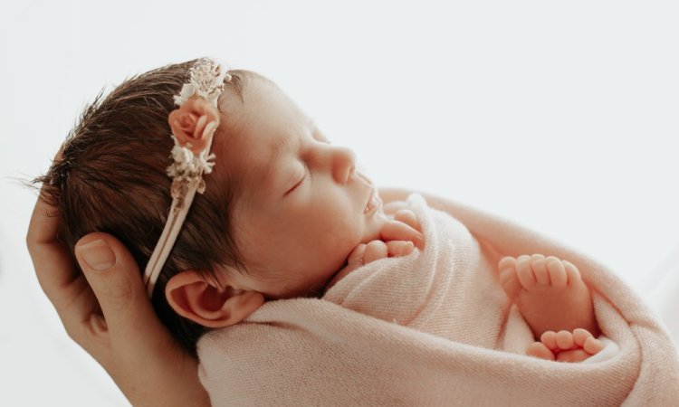 Photographe professionnelle formée aux séances photo naissance en studio à Besançon