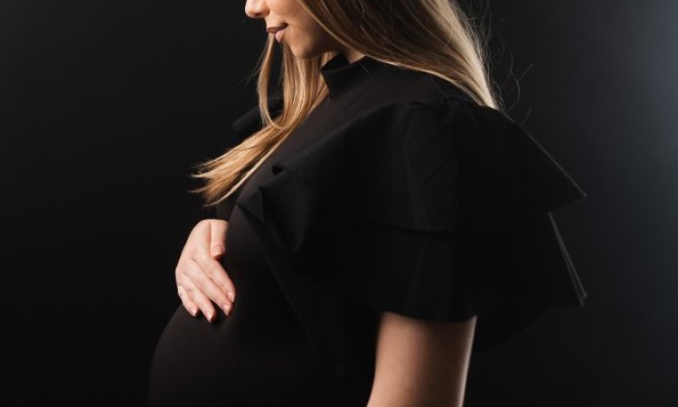 Photographe professionnelle séance photo grossesse avec prêt de robes et accessoires en studio à Besançon