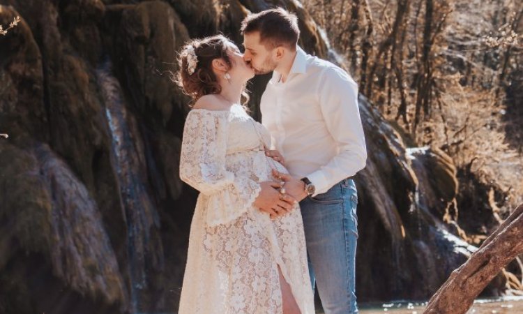 Photographe pour shooting grossesse à la Cascade des Tufs à Arbois