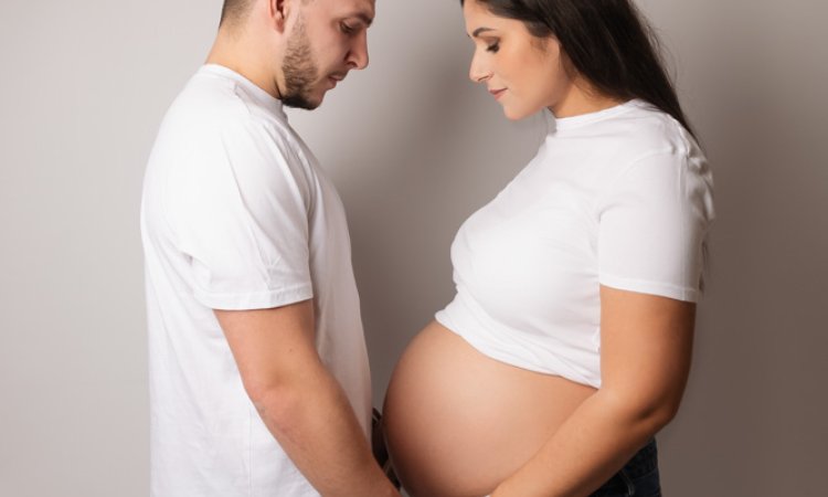 Séance photo grossesse en couple en studio à Besançon