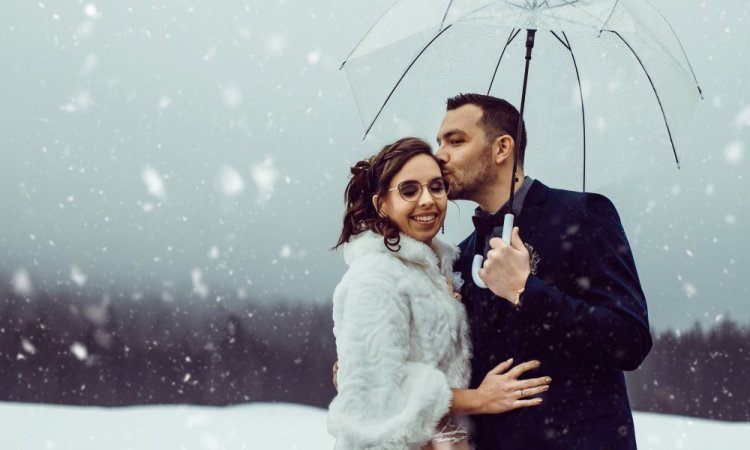 Photographe professionnelle mariage d'hiver dans le Jura