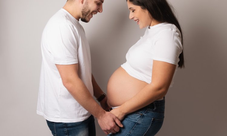 Séance photo grossesse en couple en studio à Besançon