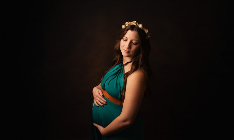 Photographe professionnelle séance photo grossesse en studio avec mise en beauté à Besançon