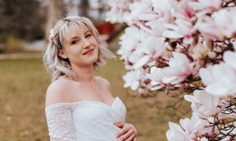 Photographe pour shooting grossesse fleuri à Besançon