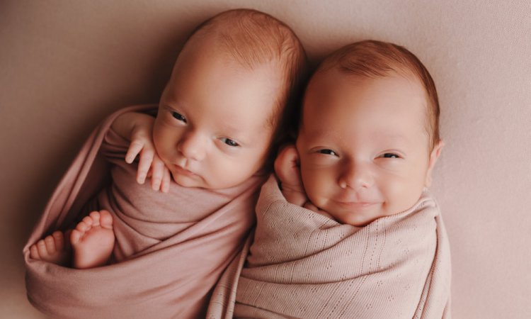 Photographe spécialisée en naissance – Shooting photo de jumelles en studio à Besançon