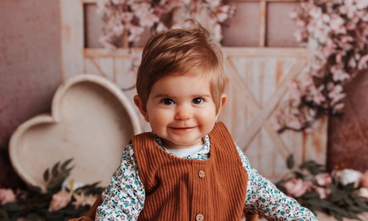 Photographe professionnelle shooting photo anniversaire 1 an avec décor en studio à Besançon