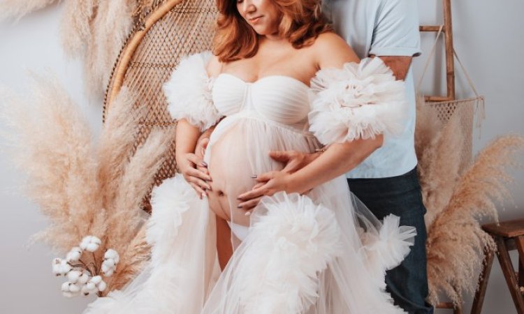 Photographe professionnelle shooting photo grossesse en couple à Besançon