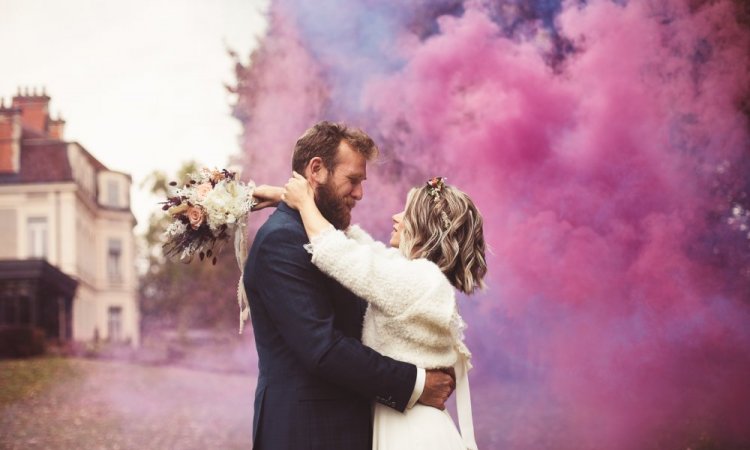 Photographe professionnelle shooting mariage avec fumigènes à Besançon