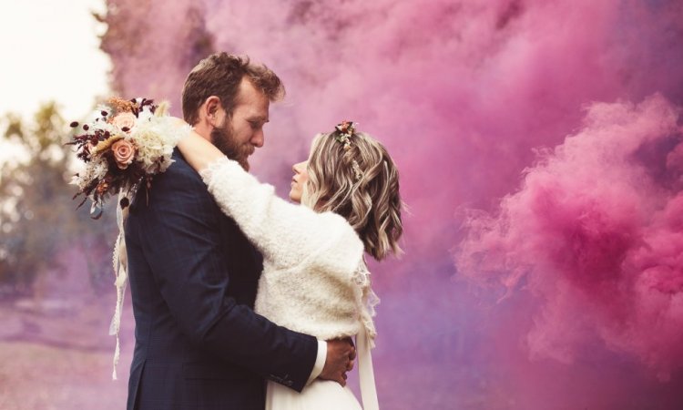 Photographe professionnelle shooting mariage avec fumigènes à Besançon