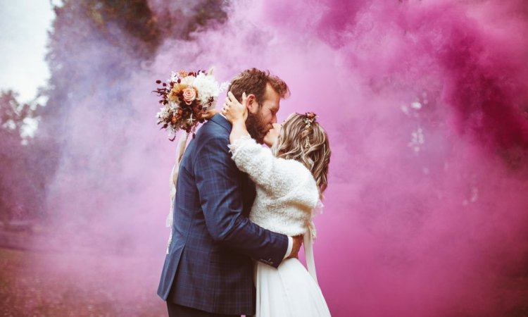 Photographe professionnelle shooting mariage avec fumigènes à Besançon