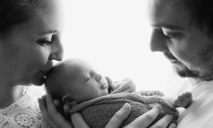 Photographe pour séance photo naissance en famille en studio à Besançon