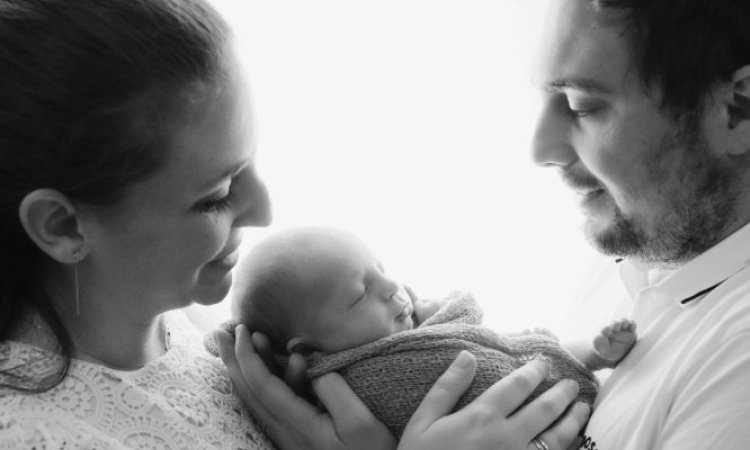 Photographe pour séance photo naissance en famille en studio à Besançon