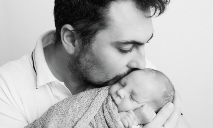 Photographe pour séance photo naissance en famille en studio à Besançon