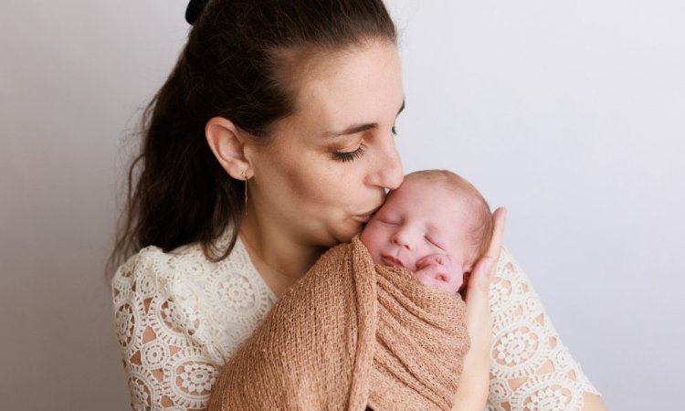 Photographe pour séance photo naissance en famille en studio à Besançon