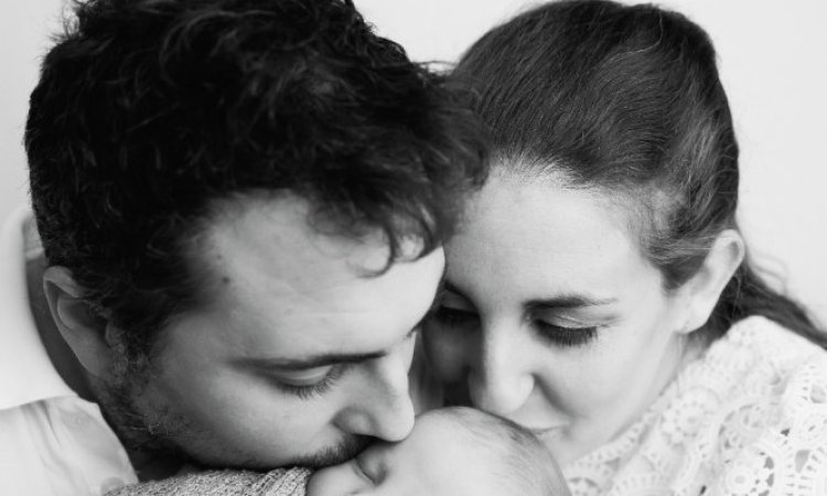 Photographe pour séance photo naissance en famille en studio à Besançon