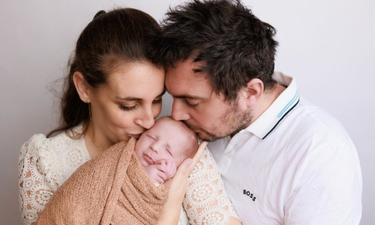 Photographe pour séance photo naissance en famille en studio à Besançon