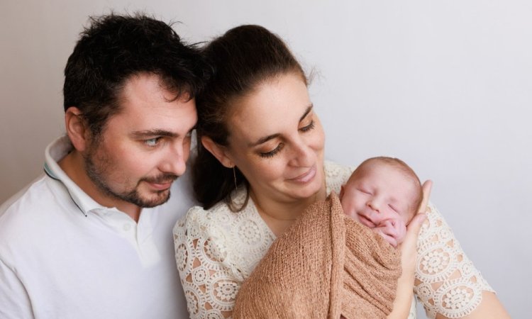 Photographe pour séance photo naissance en famille en studio à Besançon