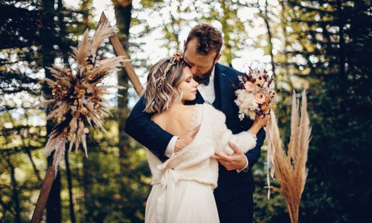 Shooting d'inspiration mariage au Château de la Dame Blanche à Geneuille