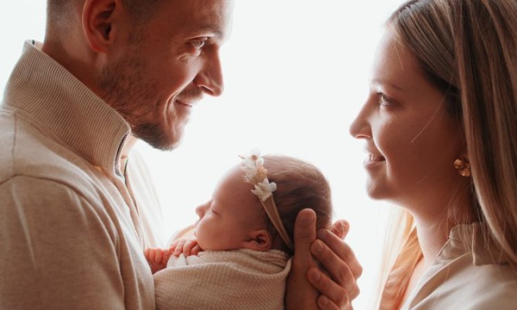 Shooting photo naissance avec emmaillotage et décors à Besançon