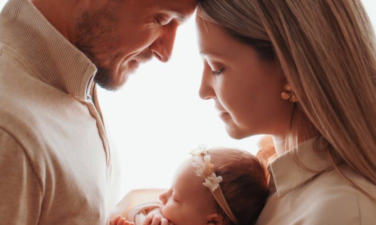 Shooting photo naissance avec emmaillotage et décors à Besançon