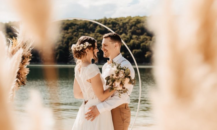 mariage bohème à la plage en Franche-Comté