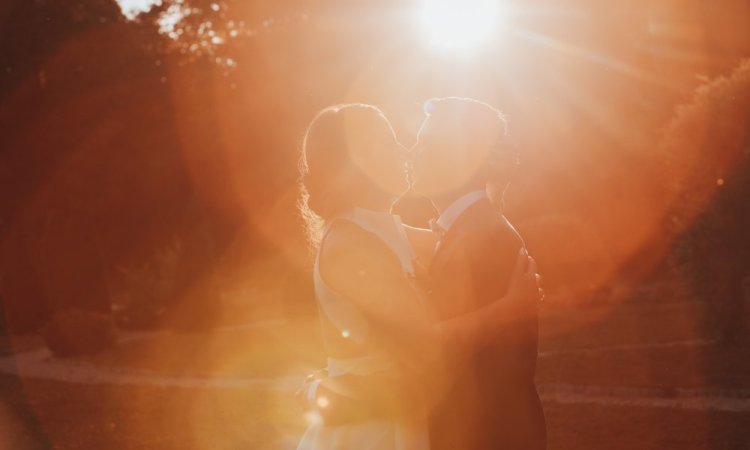 Photos de couple à la golden hour avec votre photographe de mariage dans le Doubs