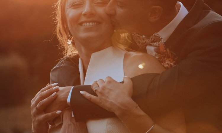 Photos de couple à la golden hour avec votre photographe de mariage dans le Doubs