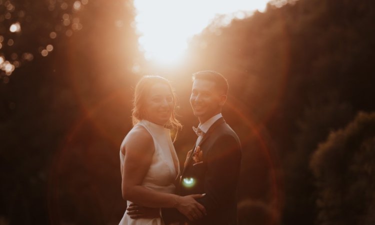 Photos de couple à la golden hour avec votre photographe de mariage dans le Doubs