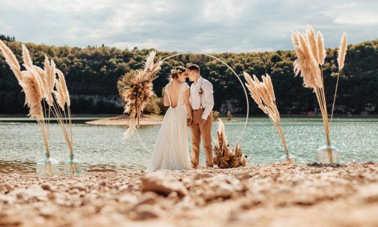 mariage bohème à la plage en Franche-Comté