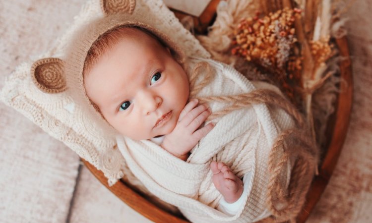 Shooting photo naissance avec emmaillotage et décors à Besançon