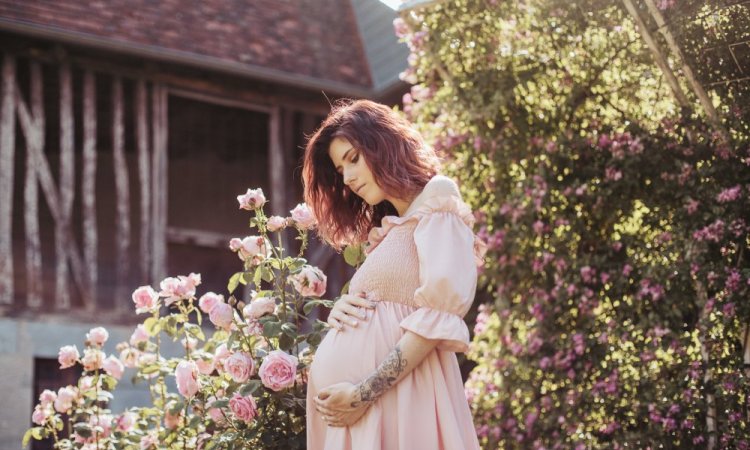 Shooting grossesse fleuri à Besançon
