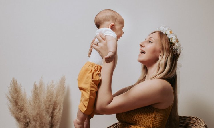 Photographe professionnelle shooting bébé en famille à Besançon