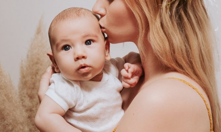 Photographe professionnelle shooting bébé en famille à Besançon