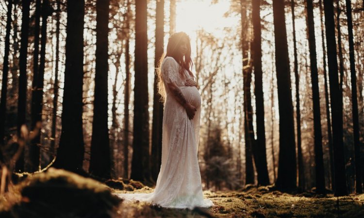 Shooting grossesse en pleine nature à Besançon