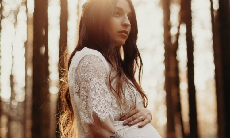 Shooting grossesse en pleine nature à Besançon