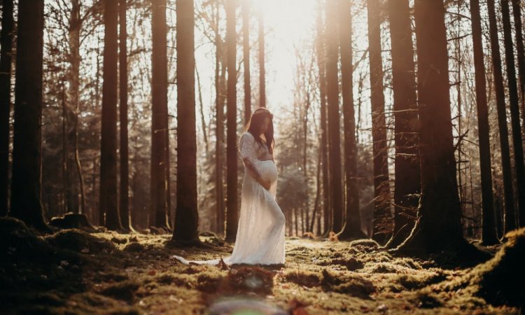 Shooting grossesse en pleine nature à Besançon