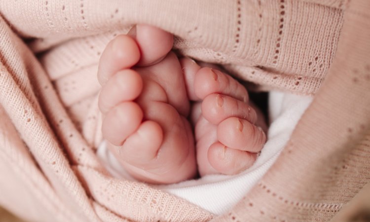 Photographe pour shooting naissance fille à Besançon