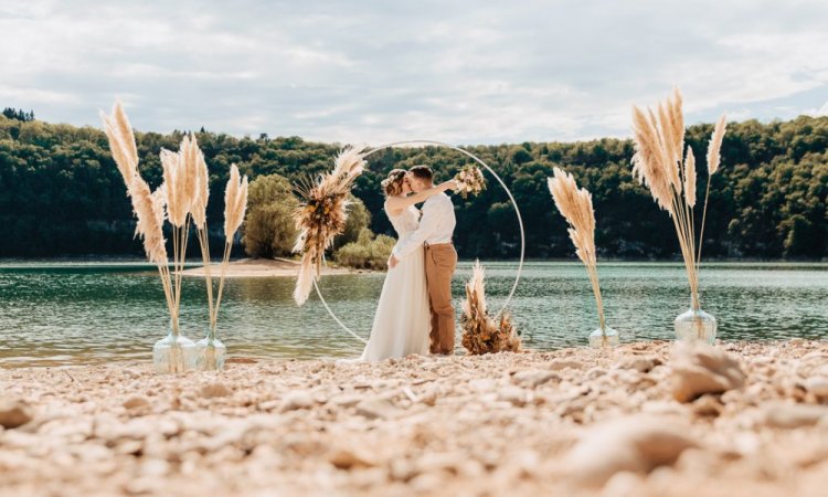 Photographe professionnelle mariage en bord de plage en Franche-Comté