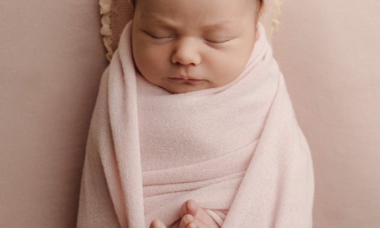 Séance photo naissance fille en studio à Besançon