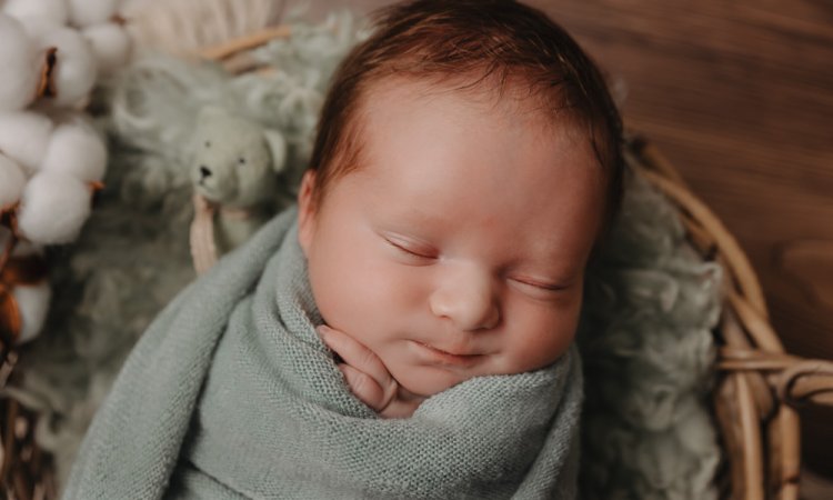 Photographe shooting naissance en studio à Besançon