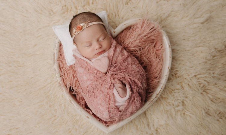 Séance photo naissance fille en studio à Besançon