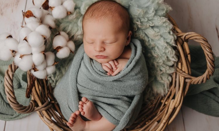 Photographe photos de naissance en studio à Besançon