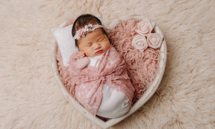 Photographe pour séance photo bébé fille en studio en Franche-Comté